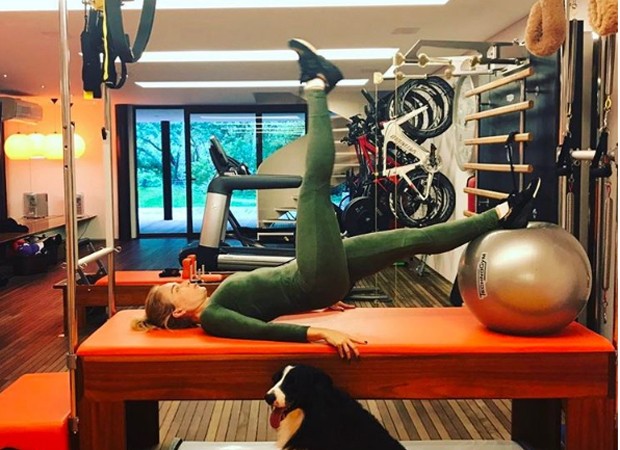 Angélica pratica Pilates para manter a forma