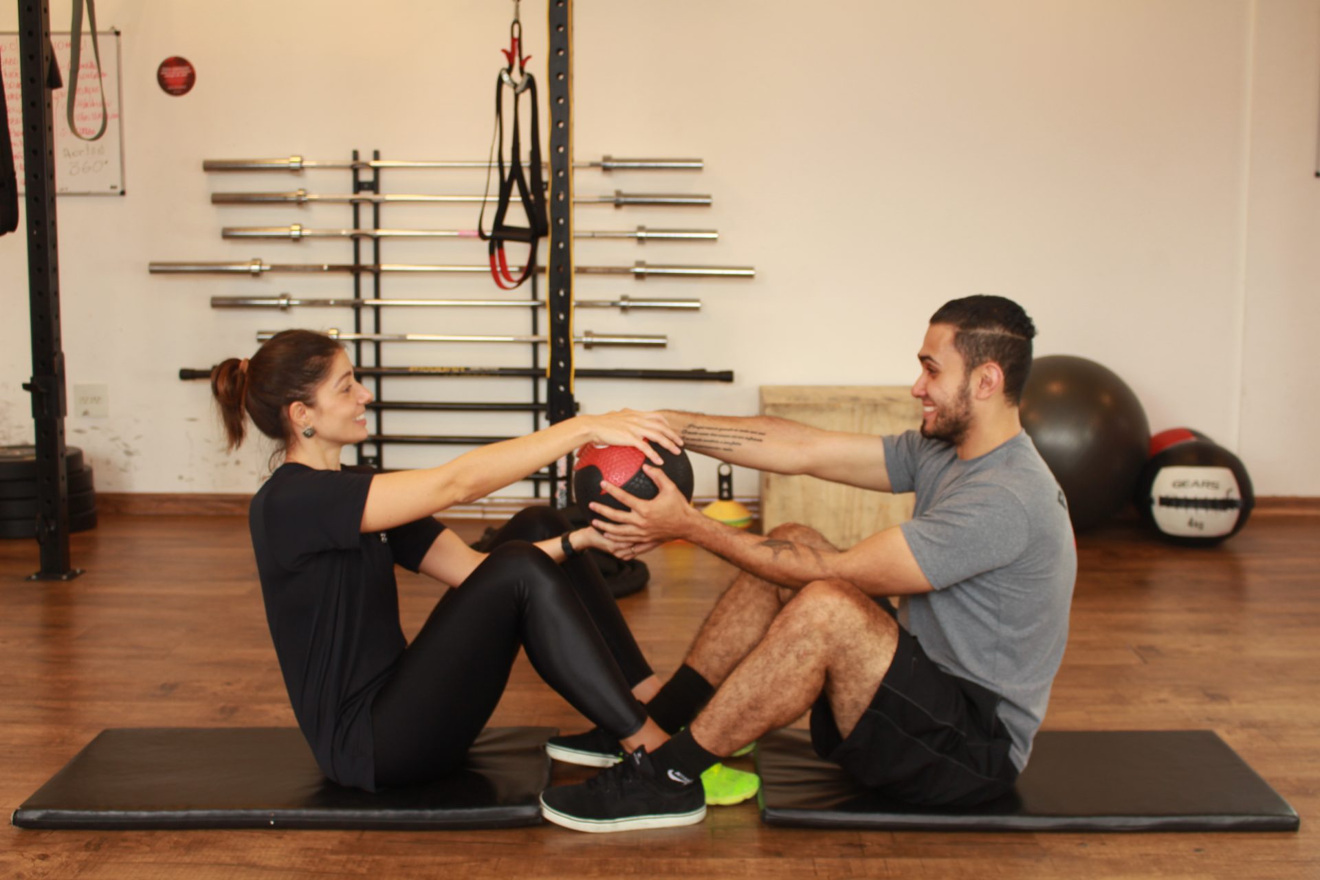 duas pessoas fazendo exercicio funcional