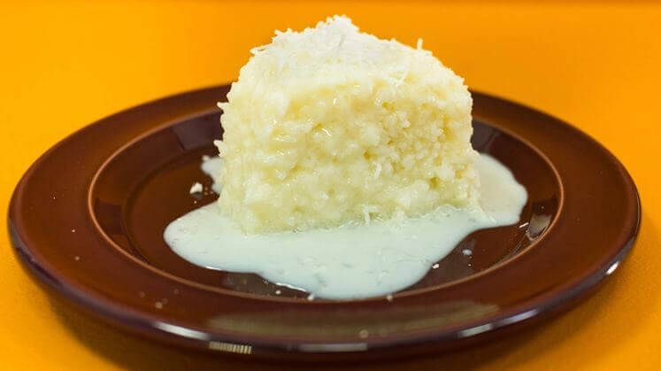 Bolo de tapioca com calda